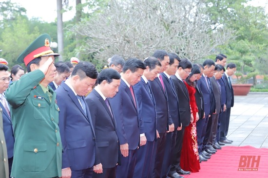 Đoàn đại biểu Tỉnh ủy, HĐND, UBND, Ủy ban MTTQ tỉnh Thanh Hóa đặt vòng hoa, dâng hương tưởng nhớ Chủ tịch Hồ Chí Minh