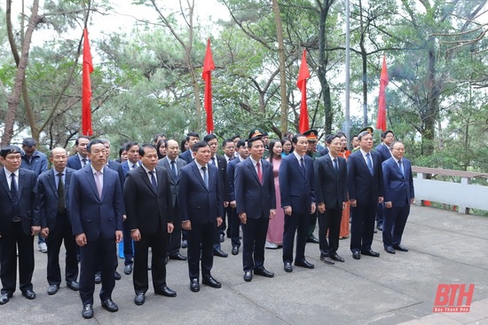 Đoàn đại biểu Tỉnh ủy, HĐND, UBND, Ủy ban MTTQ tỉnh Thanh Hóa đặt vòng hoa, dâng hương tưởng nhớ Chủ tịch Hồ Chí Minh