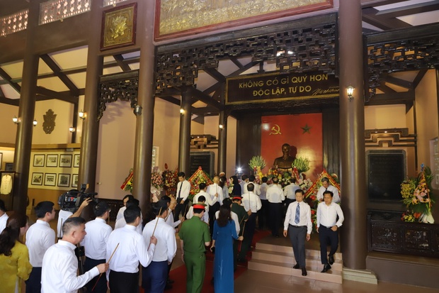 Đoàn đại biểu link vào m88 bhki ủy, HĐND, UBND, Ủy ban MTTQ link vào m88 bhki dâng hoa, dâng hương tưởng niệm Chủ tịch Hồ Chí Minh