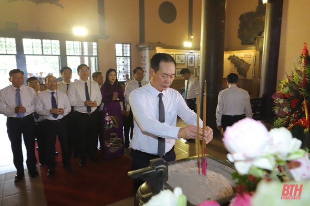 Đoàn đại biểu link vào m88 bhki ủy, HĐND, UBND, Ủy ban MTTQ link vào m88 bhki dâng hoa, dâng hương tưởng niệm Chủ tịch Hồ Chí Minh
