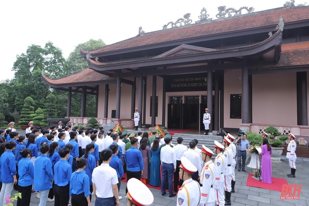 Đoàn đại biểu link vào m88 bhki ủy, HĐND, UBND, Ủy ban MTTQ link vào m88 bhki dâng hoa, dâng hương tưởng niệm Chủ tịch Hồ Chí Minh