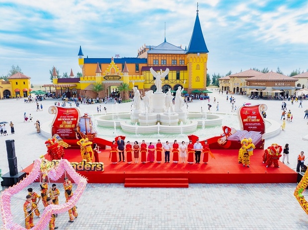 Khu phố thương mại cá cược bóng đá m88 đón đầu lượng khách “khủng”, bùng nổ doanh thu ngày khai trương