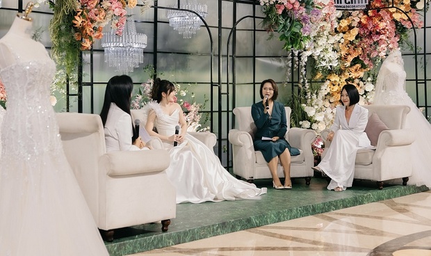 Các cặp đôi nô nức rủ nhau tham gia trải nghiệm xu hướng m88 trang chủ mới tại Almaz Wedding Fair 2024