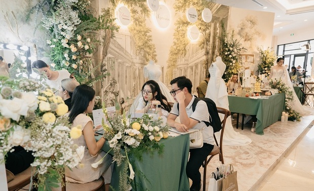 Các cặp đôi nô nức rủ nhau tham gia trải nghiệm xu hướng m88 trang chủ mới tại Almaz Wedding Fair 2024