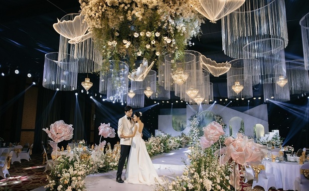 Các cặp đôi nô nức rủ nhau tham gia trải nghiệm xu hướng m88 trang chủ mới tại Almaz Wedding Fair 2024