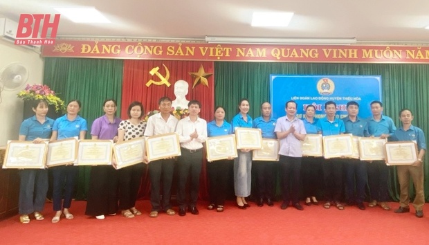 LĐLĐ huyện Thiệu Hoá trao trên 4.000 suất quà cho đoàn viên, người m88 trang chủ