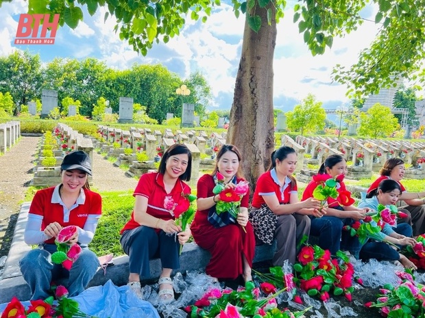 Viettel link vào m88 mới nhất thay mới 12.153 đóa hoa lụa trên các phần mộ liệt sỹ