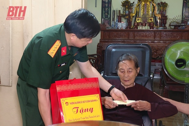 Bộ CHQS tỉnh thăm, tặng quà đối tượng chính sách tại huyện Hoằng m m88