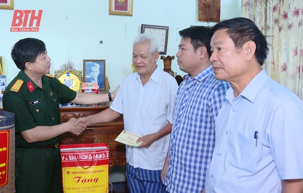 Bộ CHQS tỉnh thăm, tặng quà đối tượng chính sách tại huyện Hoằng m m88