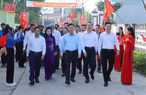 Phó Thủ tướng Chính phủ Lê Thành Long và Bí thư Tỉnh uỷ Nguyễn Doãn Anh chung vui Ngày hội Đại đoàn kết toàn link m88 tộc tại huyện Triệu Sơn