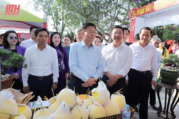 Phó Thủ tướng Chính phủ Lê Thành Long và Bí thư Tỉnh uỷ Nguyễn Doãn Anh chung vui Ngày hội Đại đoàn kết toàn link m88 tộc tại huyện Triệu Sơn