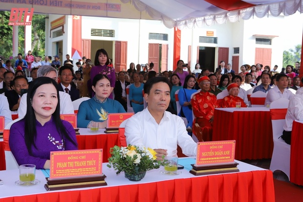 Phó Thủ tướng Chính phủ Lê Thành Long và Bí thư Tỉnh uỷ Nguyễn Doãn Anh chung vui Ngày hội Đại đoàn kết toàn link m88 tộc tại huyện Triệu Sơn