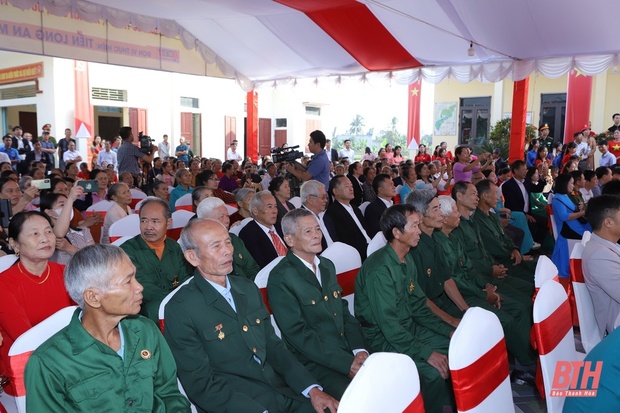 Phó Thủ tướng Chính phủ Lê Thành Long và Bí thư Tỉnh uỷ Nguyễn Doãn Anh chung vui Ngày hội Đại đoàn kết toàn link m88 tộc tại huyện Triệu Sơn