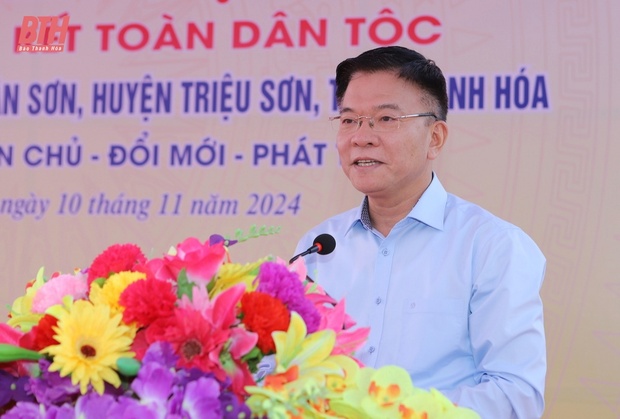 Phó Thủ tướng Chính phủ Lê Thành Long và Bí thư Tỉnh uỷ Nguyễn Doãn Anh chung vui Ngày hội Đại đoàn kết toàn link m88 tộc tại huyện Triệu Sơn