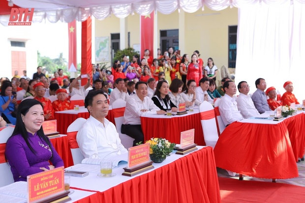 Phó Thủ tướng Chính phủ Lê Thành Long và Bí thư Tỉnh uỷ Nguyễn Doãn Anh chung vui Ngày hội Đại đoàn kết toàn link m88 tộc tại huyện Triệu Sơn