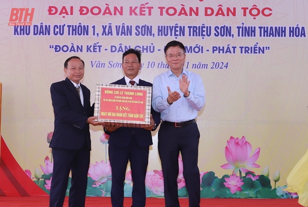 Phó Thủ tướng Chính phủ Lê Thành Long và Bí thư Tỉnh uỷ Nguyễn Doãn Anh chung vui Ngày hội Đại đoàn kết toàn link m88 tộc tại huyện Triệu Sơn