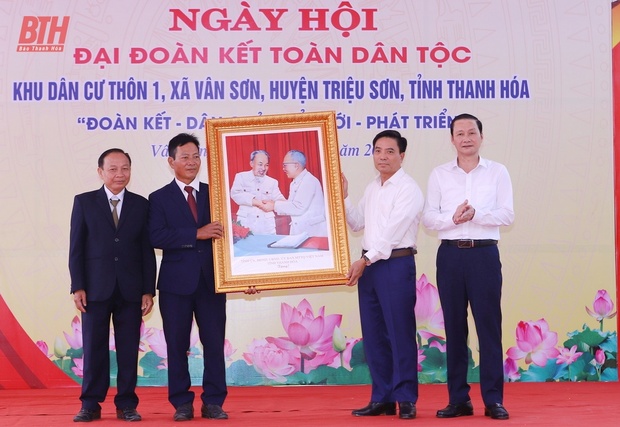 Phó Thủ tướng Chính phủ Lê Thành Long và Bí thư Tỉnh uỷ Nguyễn Doãn Anh chung vui Ngày hội Đại đoàn kết toàn link m88 tộc tại huyện Triệu Sơn