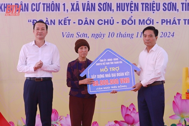 Phó Thủ tướng Chính phủ Lê Thành Long và Bí thư Tỉnh uỷ Nguyễn Doãn Anh chung vui Ngày hội Đại đoàn kết toàn link m88 tộc tại huyện Triệu Sơn