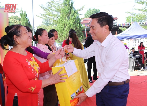 Phó Thủ tướng Chính phủ Lê Thành Long và Bí thư Tỉnh uỷ Nguyễn Doãn Anh chung vui Ngày hội Đại đoàn kết toàn link m88 tộc tại huyện Triệu Sơn