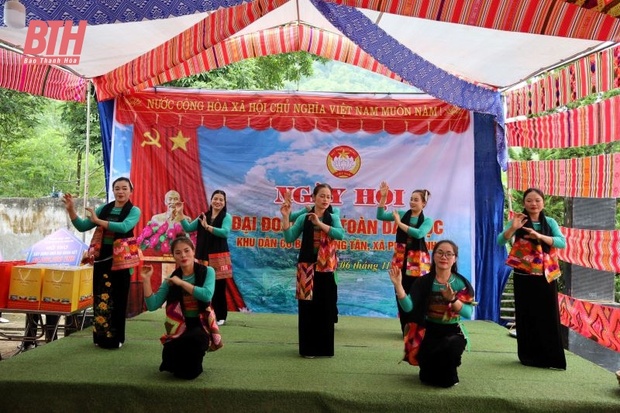 Phó Chủ tịch UBND tỉnh Lê Đức Giang dự Ngày hội Đại đoàn kết toàn m m88 tộc với cán bộ và Nhân m m88 bản Trung Tân