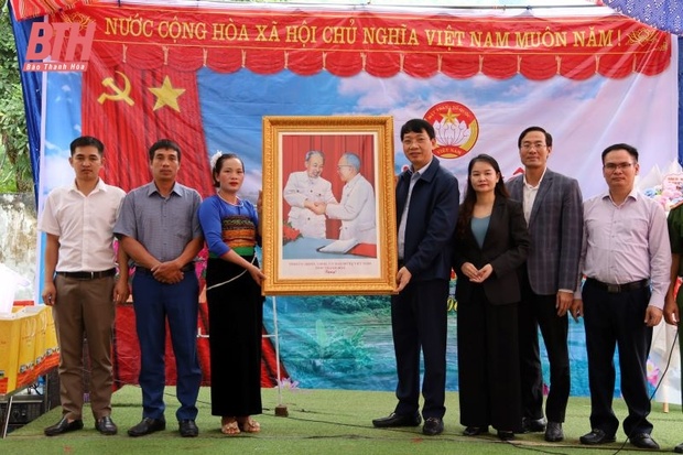 Phó Chủ tịch UBND tỉnh Lê Đức Giang dự Ngày hội Đại đoàn kết toàn m m88 tộc với cán bộ và Nhân m m88 bản Trung Tân