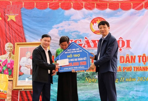Phó Chủ tịch UBND tỉnh Lê Đức Giang dự Ngày hội Đại đoàn kết toàn m m88 tộc với cán bộ và Nhân m m88 bản Trung Tân