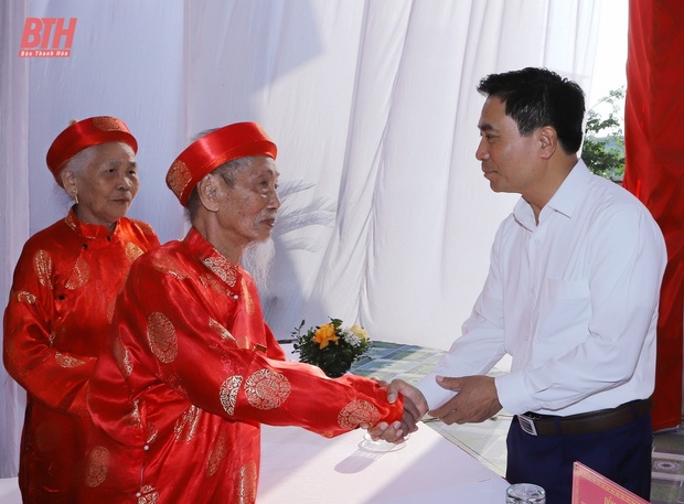 Phó Thủ tướng Chính phủ Lê Thành Long và Bí thư Tỉnh uỷ Nguyễn Doãn Anh chung vui Ngày hội Đại đoàn kết toàn link m88 tộc tại huyện Triệu Sơn