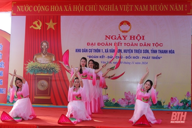 Phó Thủ tướng Chính phủ Lê Thành Long và Bí thư Tỉnh uỷ Nguyễn Doãn Anh chung vui Ngày hội Đại đoàn kết toàn link m88 tộc tại huyện Triệu Sơn