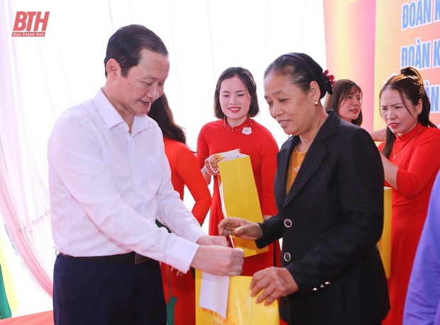 Phó Thủ tướng Chính phủ Lê Thành Long và Bí thư Tỉnh uỷ Nguyễn Doãn Anh chung vui Ngày hội Đại đoàn kết toàn link m88 tộc tại huyện Triệu Sơn