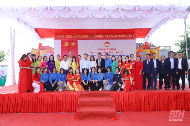 Phó Thủ tướng Chính phủ Lê Thành Long và Bí thư Tỉnh uỷ Nguyễn Doãn Anh chung vui Ngày hội Đại đoàn kết toàn link m88 tộc tại huyện Triệu Sơn