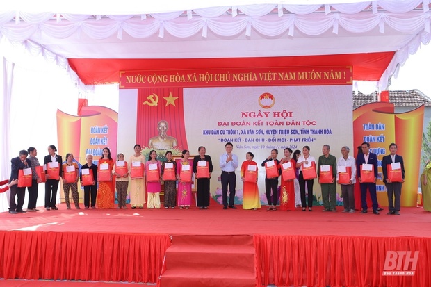 Phó Thủ tướng Chính phủ Lê Thành Long và Bí thư Tỉnh uỷ Nguyễn Doãn Anh chung vui Ngày hội Đại đoàn kết toàn link m88 tộc tại huyện Triệu Sơn