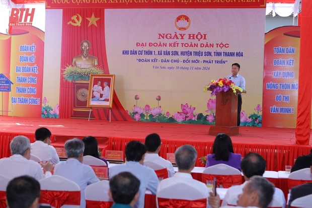 Phó Thủ tướng Chính phủ Lê Thành Long và Bí thư Tỉnh uỷ Nguyễn Doãn Anh chung vui Ngày hội Đại đoàn kết toàn link m88 tộc tại huyện Triệu Sơn
