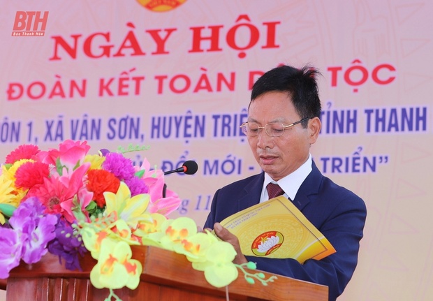 Phó Thủ tướng Chính phủ Lê Thành Long và Bí thư Tỉnh uỷ Nguyễn Doãn Anh chung vui Ngày hội Đại đoàn kết toàn link m88 tộc tại huyện Triệu Sơn