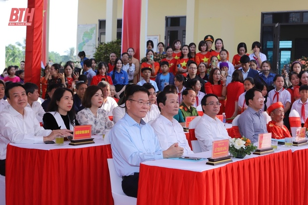 Phó Thủ tướng Chính phủ Lê Thành Long và Bí thư Tỉnh uỷ Nguyễn Doãn Anh chung vui Ngày hội Đại đoàn kết toàn link m88 tộc tại huyện Triệu Sơn