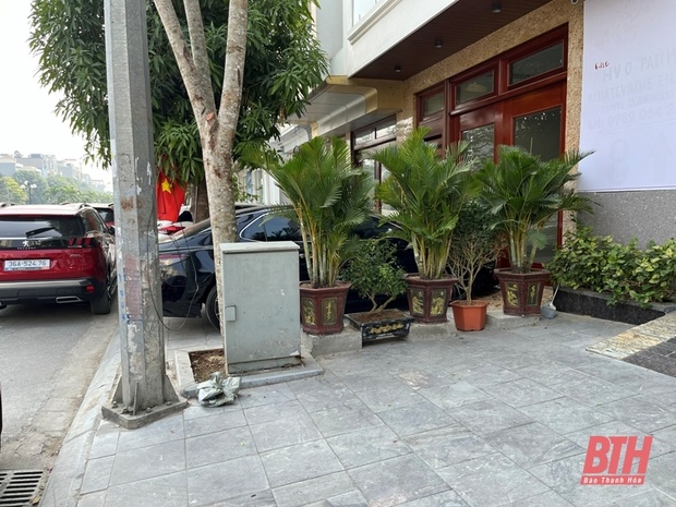 Bồn hoa kiên cố trên m88 link mới nhất hè chắn ngang lối đi bộ