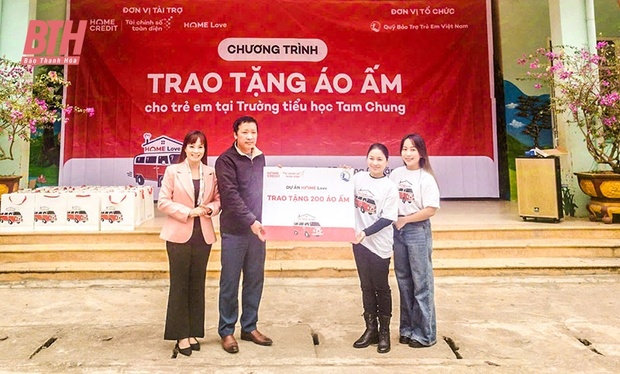 Trao 200 áo ấm và 200 suất quà nhu yếu phẩm m88 link mới nhất trẻ em tại Mường Lát