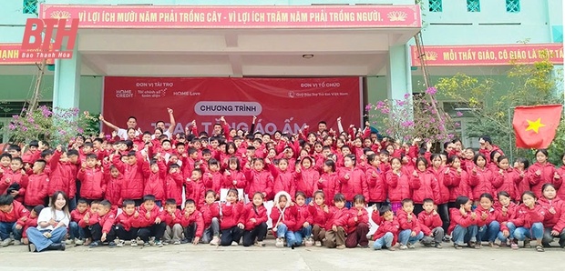 Trao 200 áo ấm và 200 suất quà nhu yếu phẩm m88 link mới nhất trẻ em tại Mường Lát
