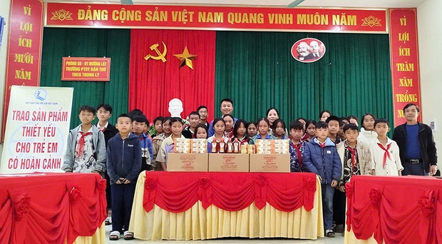 Trao 200 áo ấm và 200 suất quà nhu yếu phẩm m88 link mới nhất trẻ em tại Mường Lát