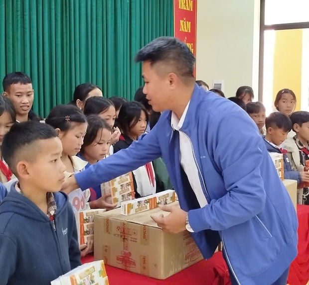 Trao 200 áo ấm và 200 suất quà nhu yếu phẩm m88 link mới nhất trẻ em tại Mường Lát