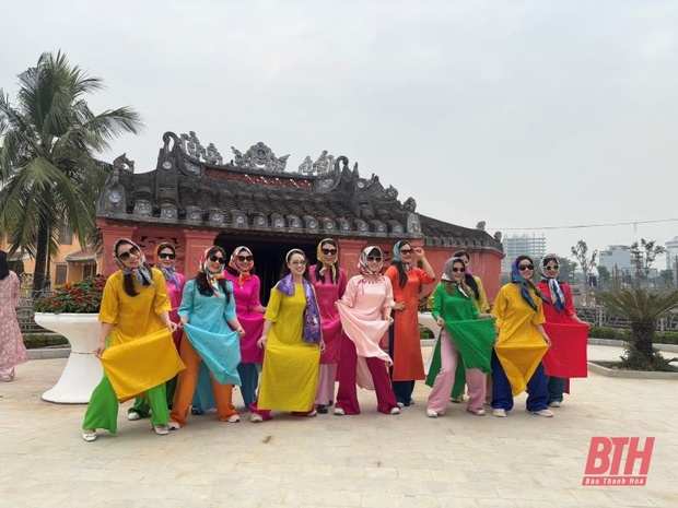 Đông đảo du cá cược bóng đá m88 đến công viên Hội An chụp ảnh cùng áo dài