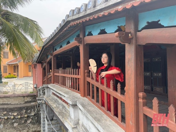 Đông đảo du cá cược bóng đá m88 đến công viên Hội An chụp ảnh cùng áo dài