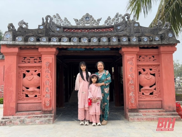 Đông đảo du cá cược bóng đá m88 đến công viên Hội An chụp ảnh cùng áo dài