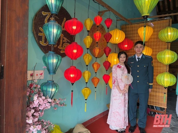 Đông đảo du cá cược bóng đá m88 đến công viên Hội An chụp ảnh cùng áo dài