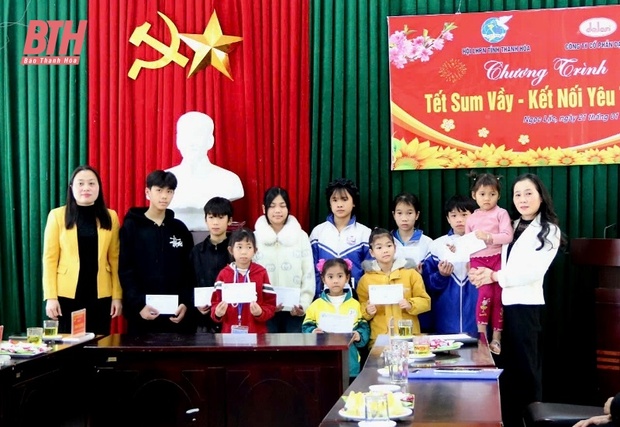 Tổ chức Tết sum vầy - Kết nối yêu thương vao m88 trẻ mồ côi khó khăn huyện Ngọc Lặc