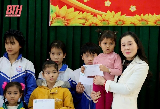 Tổ chức Tết sum vầy - Kết nối yêu thương vao m88 trẻ mồ côi khó khăn huyện Ngọc Lặc