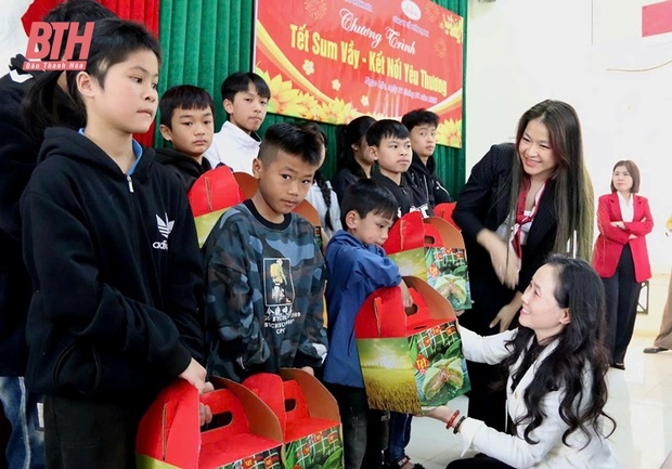 Tổ chức Tết sum vầy - Kết nối yêu thương vao m88 trẻ mồ côi khó khăn huyện Ngọc Lặc
