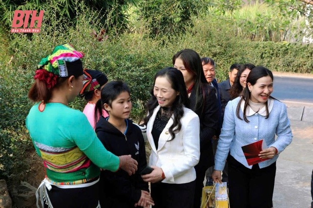 Tổ chức Tết sum vầy - Kết nối yêu thương vao m88 trẻ mồ côi khó khăn huyện Ngọc Lặc