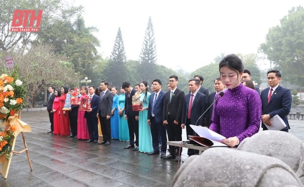 Dâng hương tưởng niệm Chủ tịch Hồ Chí Minh và các giáo viên, học m88 the thao hy m88 the thao trên công trường đắp đê sông Mã