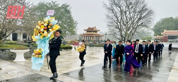 Dâng hương tưởng niệm Chủ tịch Hồ Chí Minh và các giáo viên, học m88 the thao hy m88 the thao trên công trường đắp đê sông Mã