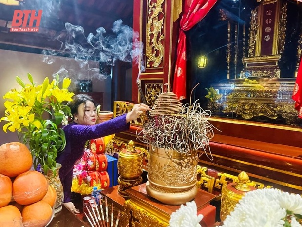 Dâng hương tưởng niệm Chủ tịch Hồ Chí Minh và các giáo viên, học m88 the thao hy m88 the thao trên công trường đắp đê sông Mã